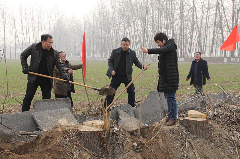 博農(nóng)集團(tuán)領(lǐng)導(dǎo)、基層黨政負(fù)責(zé)人等同志積極參加植樹(shù)活動(dòng)